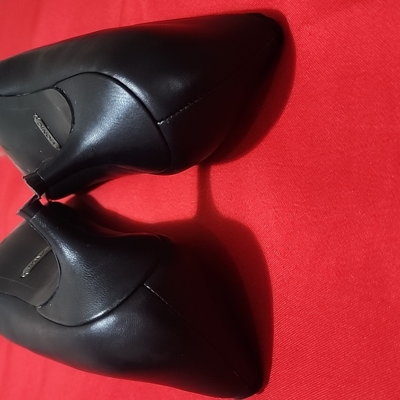 Vionic Women's Classic Black Pointed Flats - Picture 8 of 12